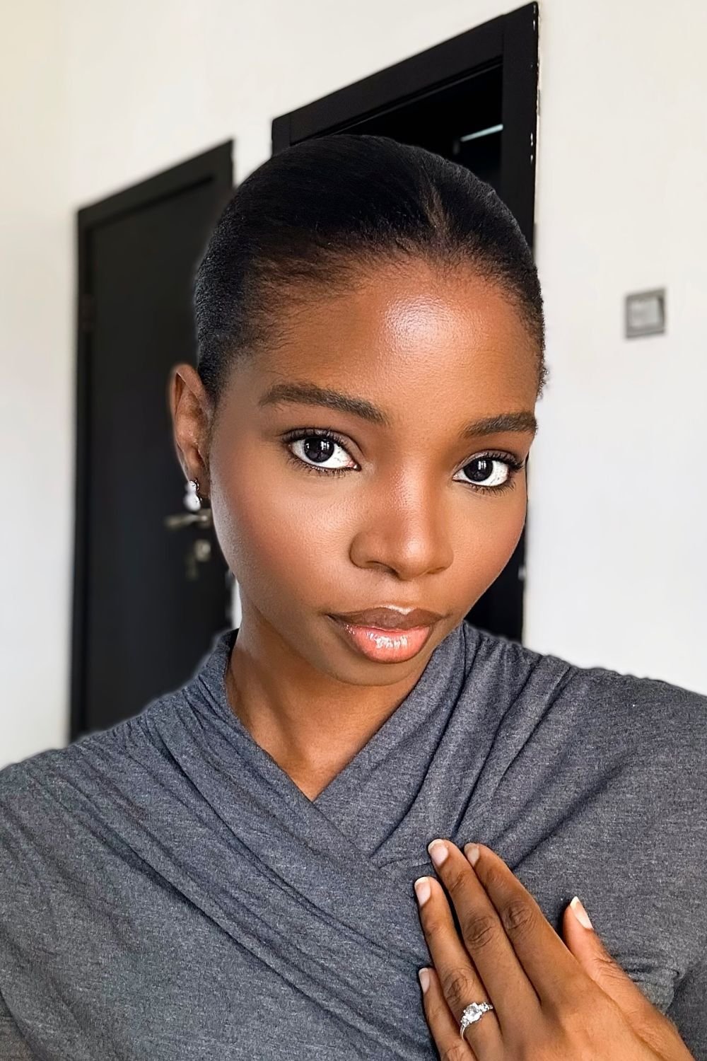 Professional Makeup Looks Radiant Glow With Satin Finish