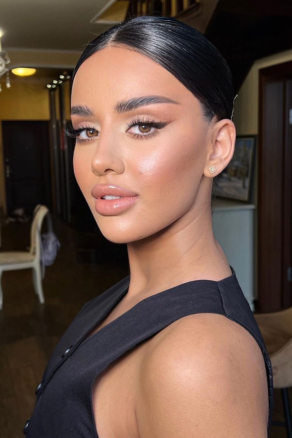 Professional Makeup Looks Using Bronzed Look With Thick Brows