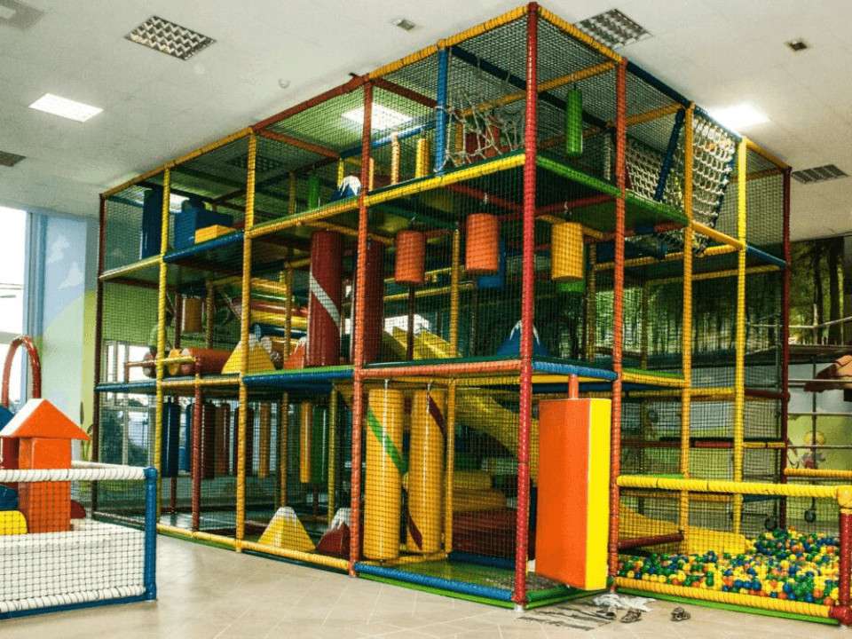 Három szintes beltéri játéklabirintus
