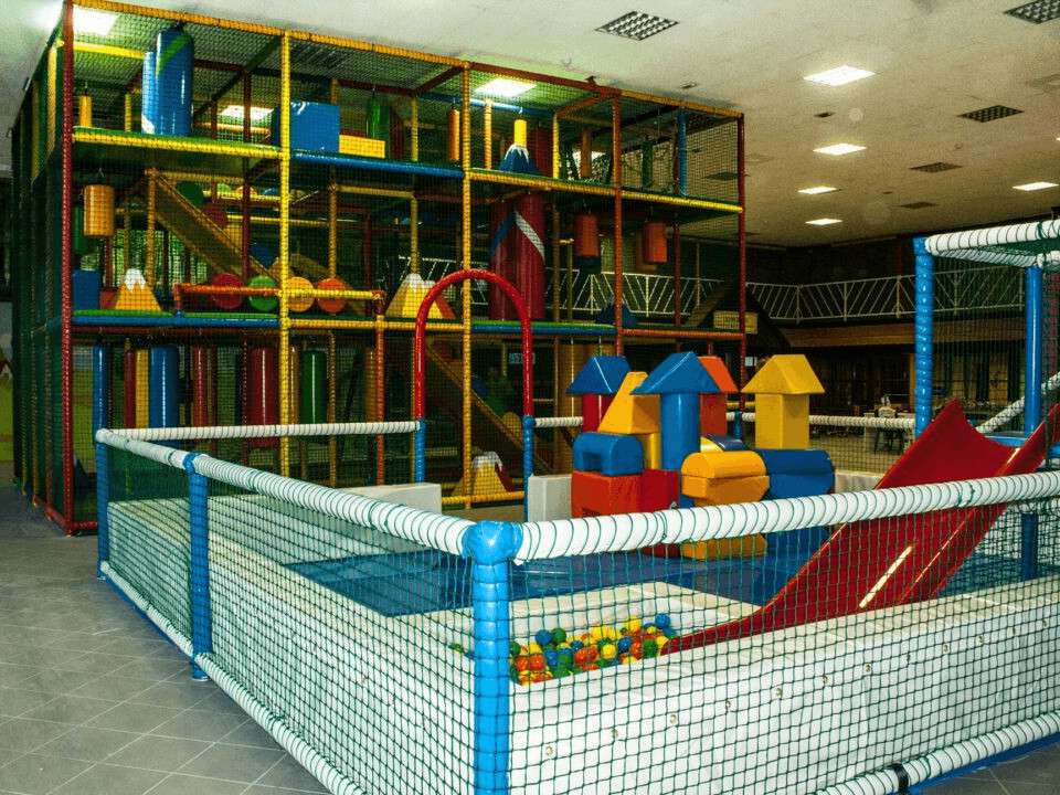Három szintes beltéri játéklabirintus