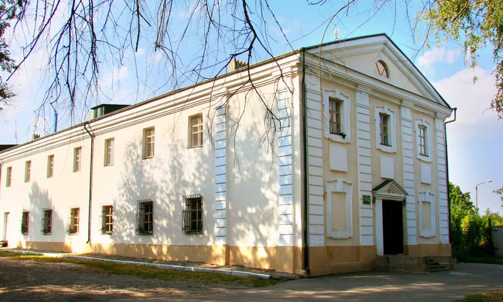 Історична будівля в Умані з класичним архітектурним стилем.