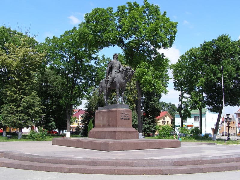 Пам'ятник князю Володимиру у Галичі, оточений зеленими деревами.