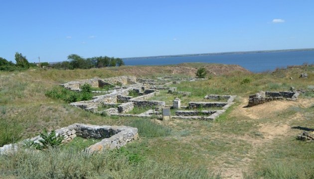 Руїни античного міста біля річки або моря, історичний археологічний об'єкт.