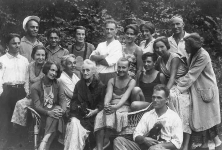 Групова фотографія театральної студії «Березіль» на природі.