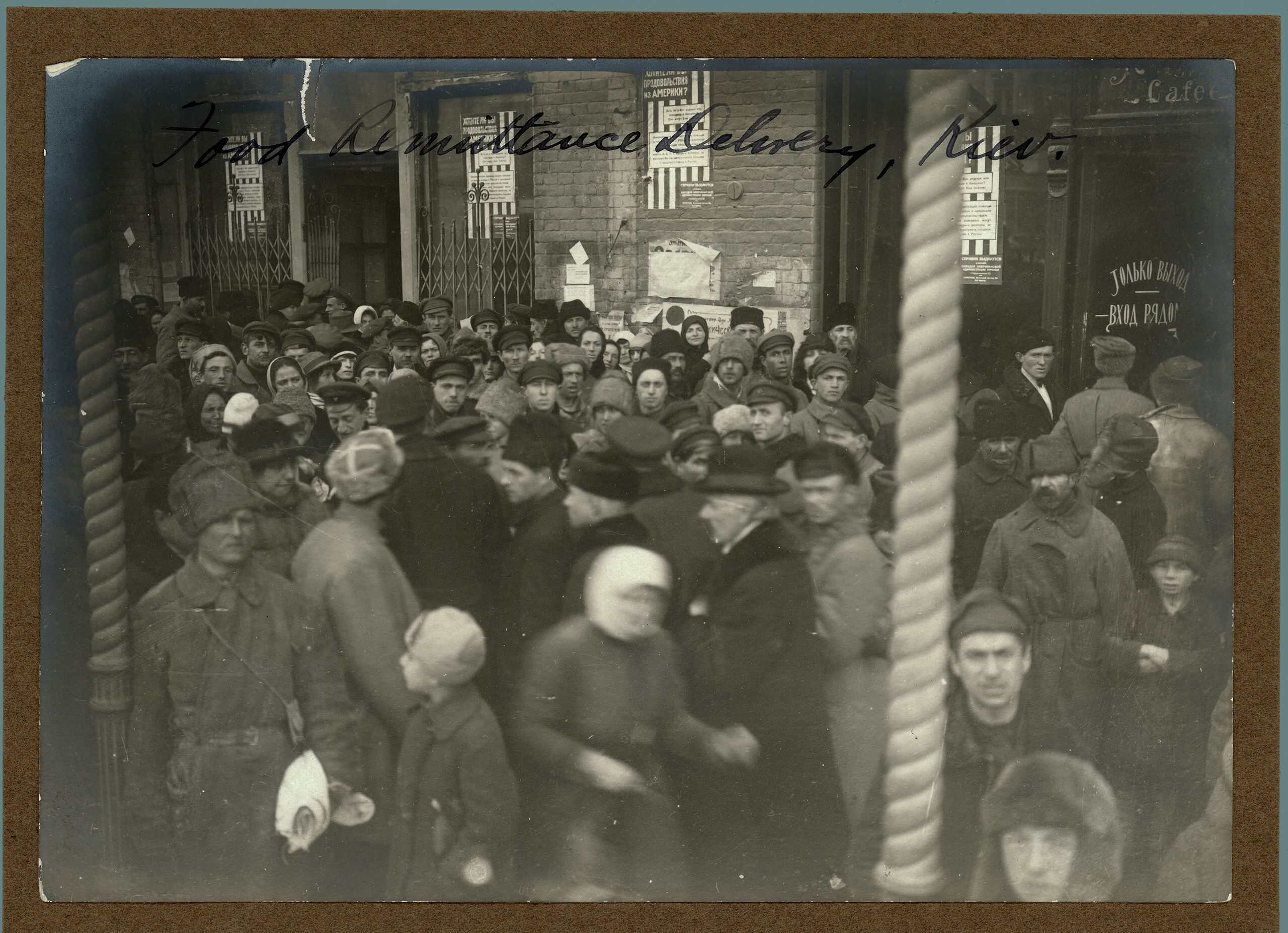 Масовий натовп людей у старовинному місті, історична фотографія.
