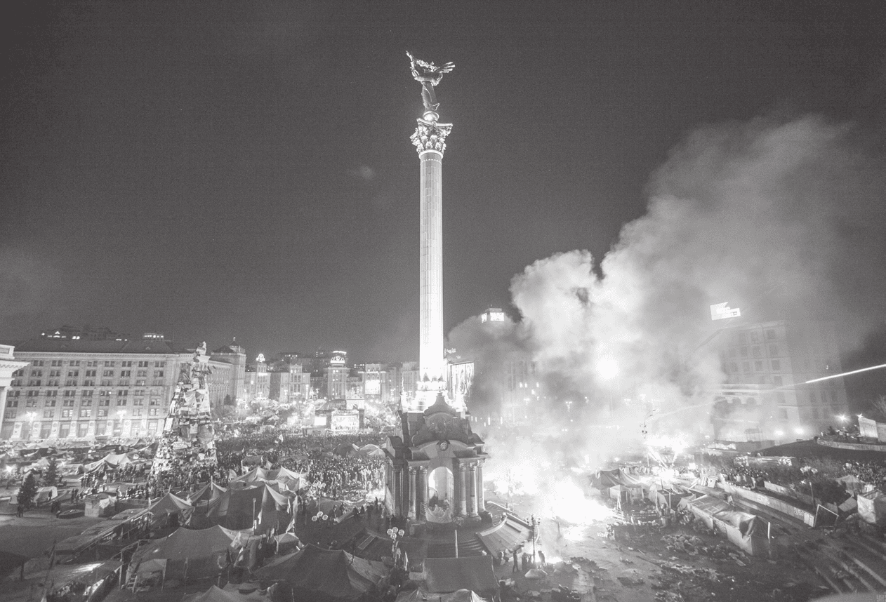 Майдан Незалежності з барикадами та протестувальниками під час Євромайдану.