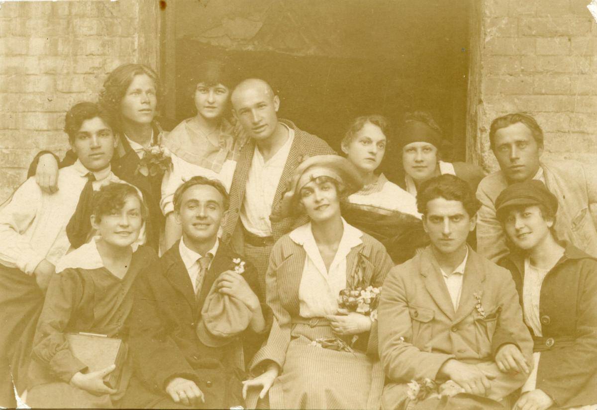 Групове фото театральних акторів та режисерів у 1930-х роках.