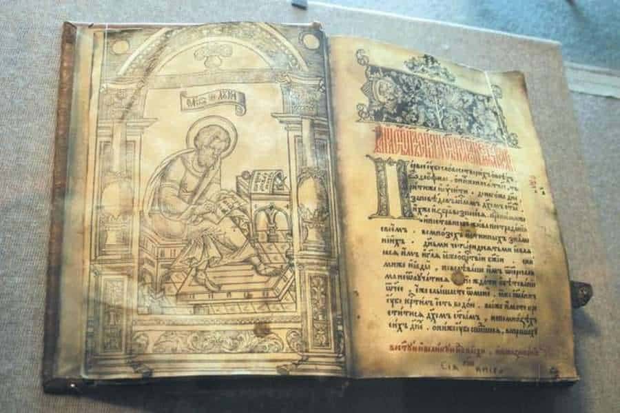 Старовинна друкарська книга з ілюстраціями та рукописним текстом.