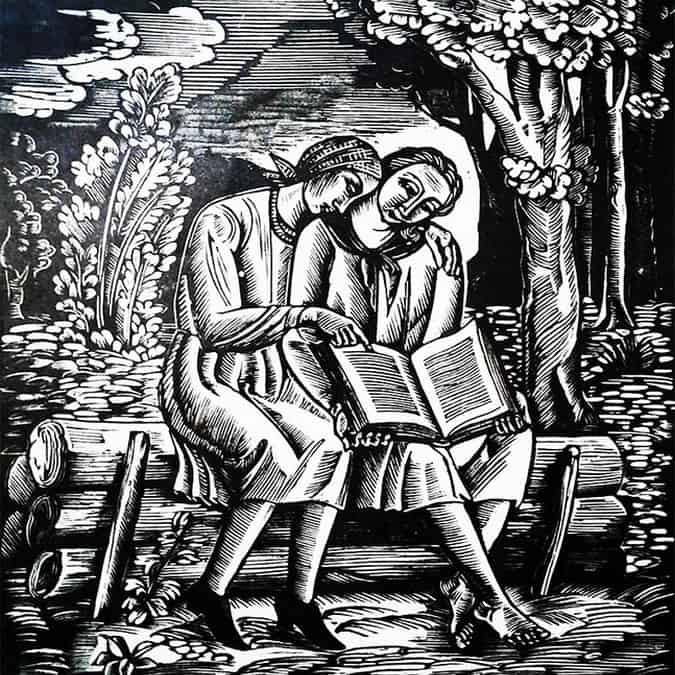 Дві жінки читають книгу на лавці у природі, оточені деревами та рослинами.