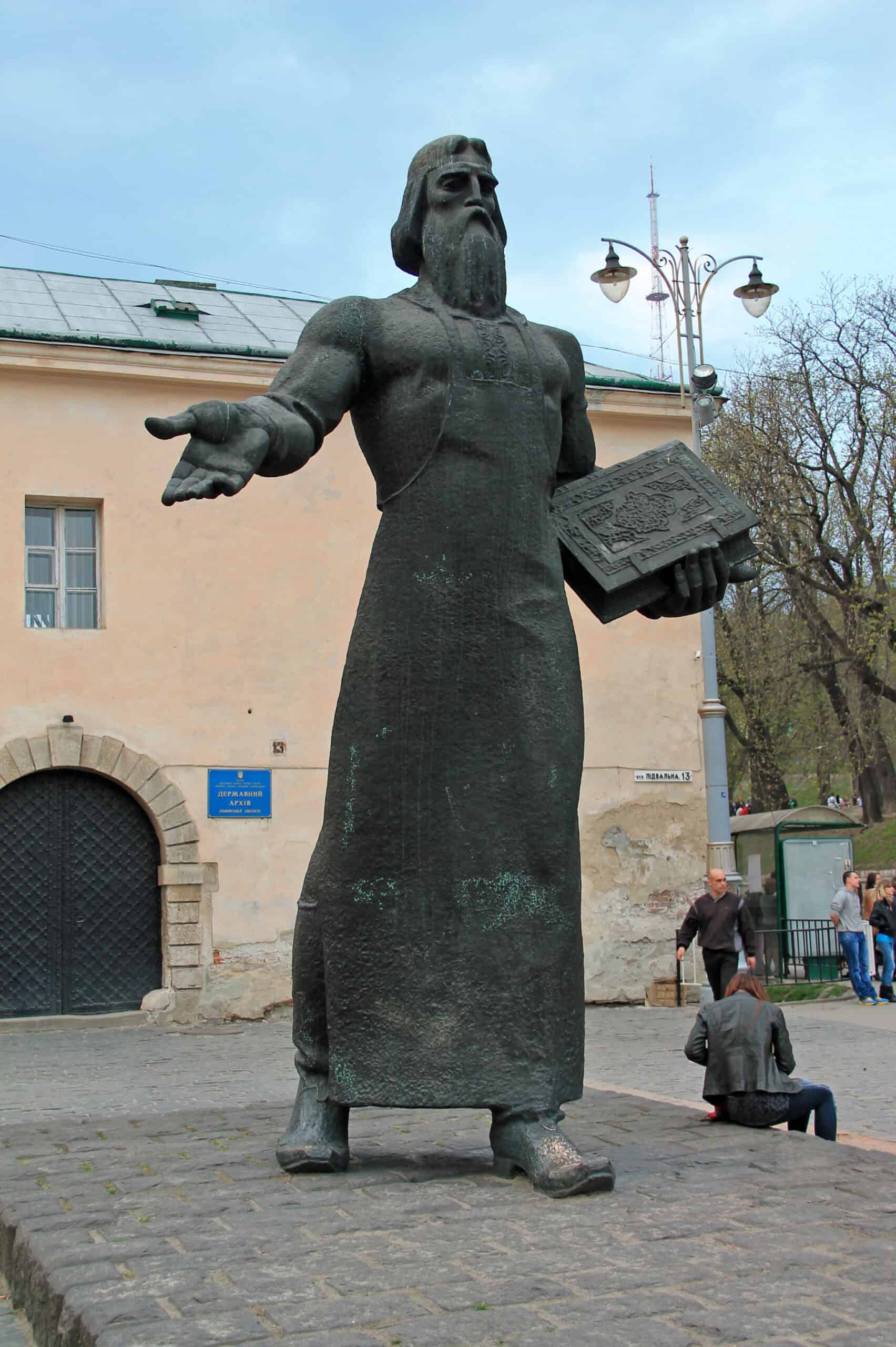 Пам'ятник Івану Федоровичу у Києві, історична постать з книгою та рукою в жесті.