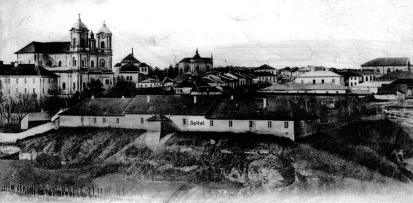 Історична фотографія старого міста з церквами та будівлями у чорнобілому стилі.