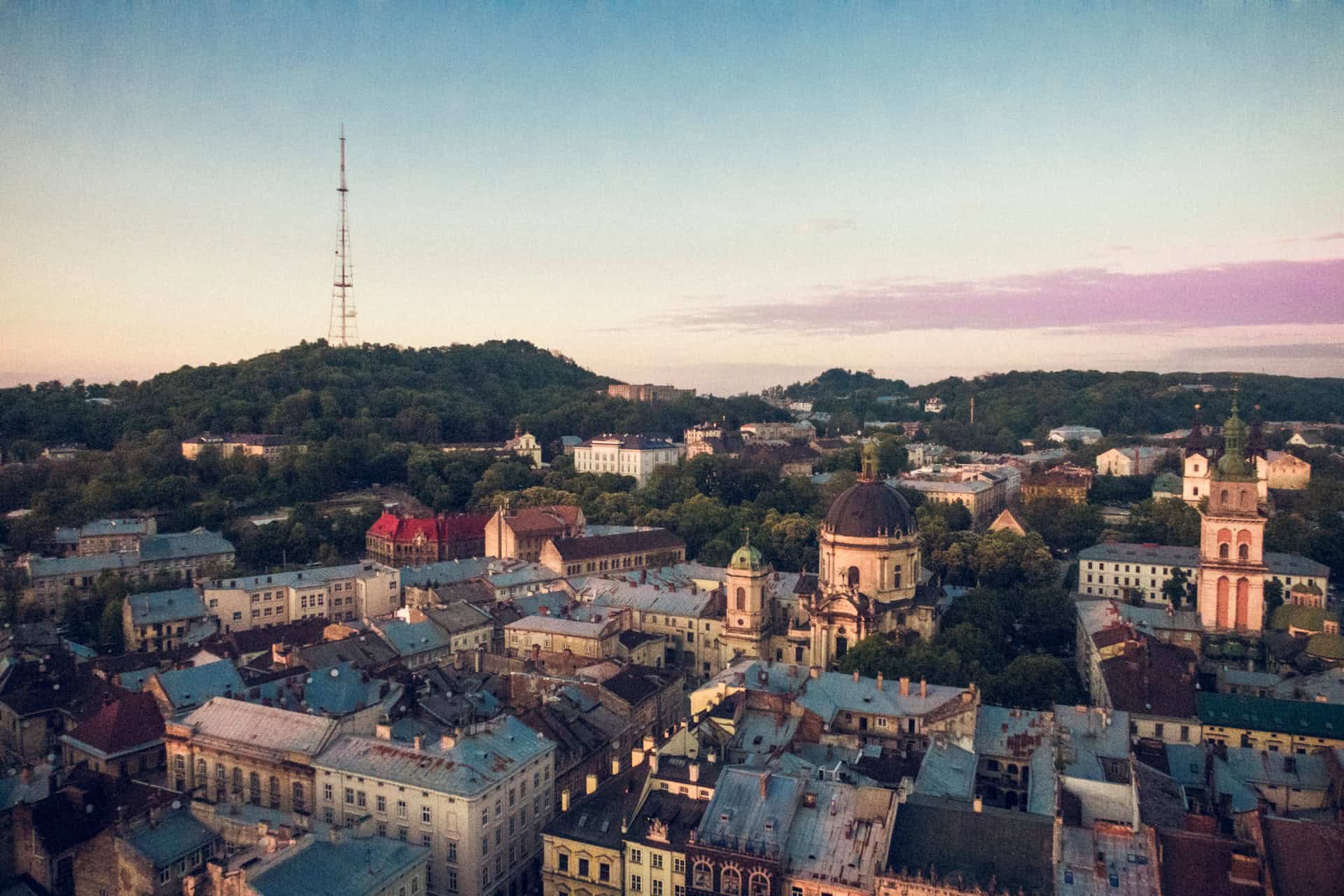 Панорама Львова з висоти з історичними будівлями та церквами.