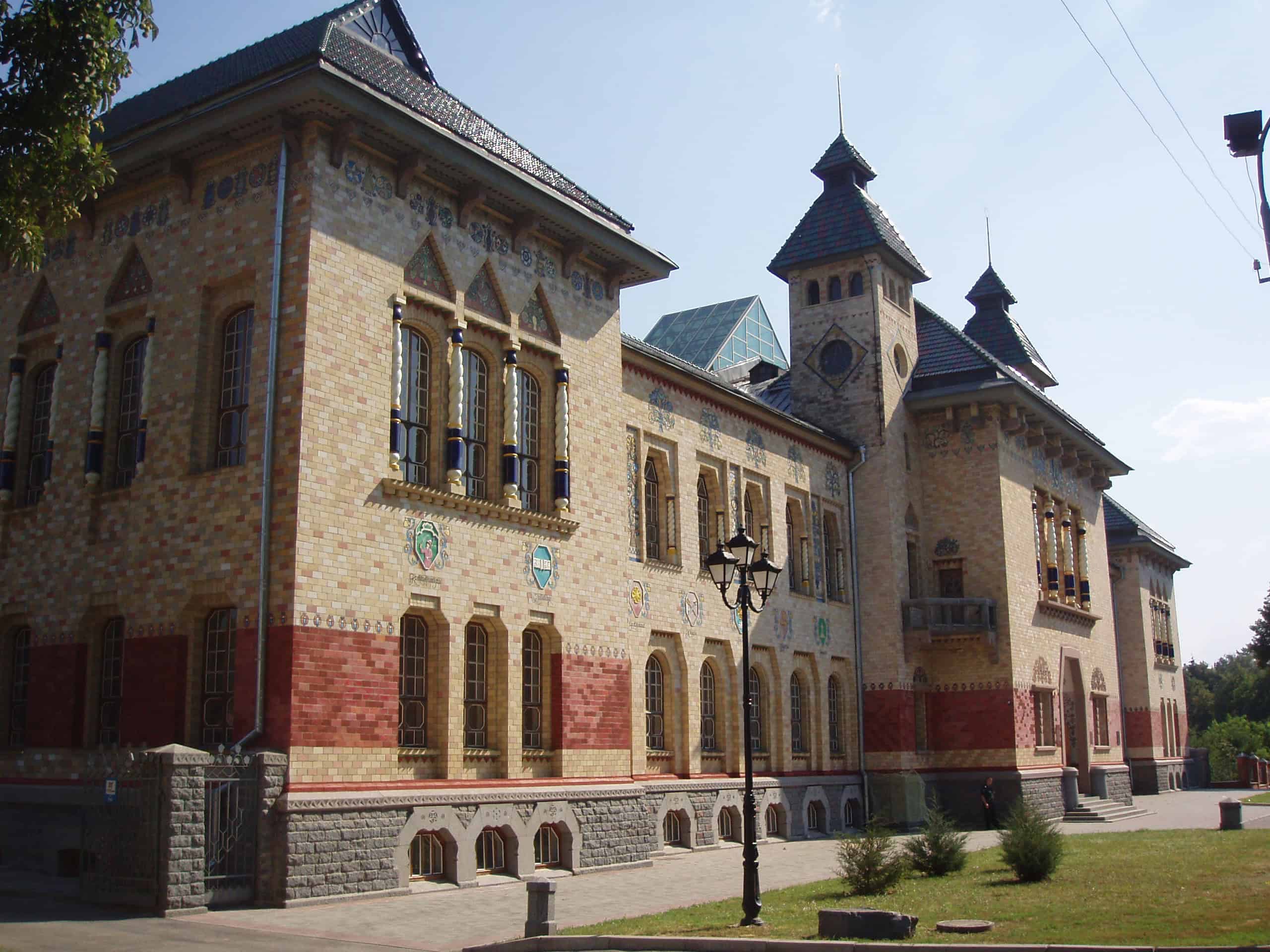 Історична будівля з вежами та декоративними вікнами, архітектура в стилі замку.