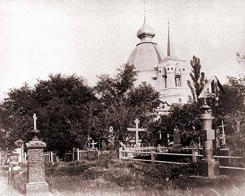 Історичний цвинтар біля церкви на Щекавицькому кладовищі.