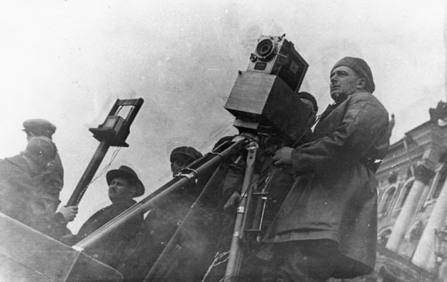 Кінематографіст з камерою на вулиці під час зйомки.