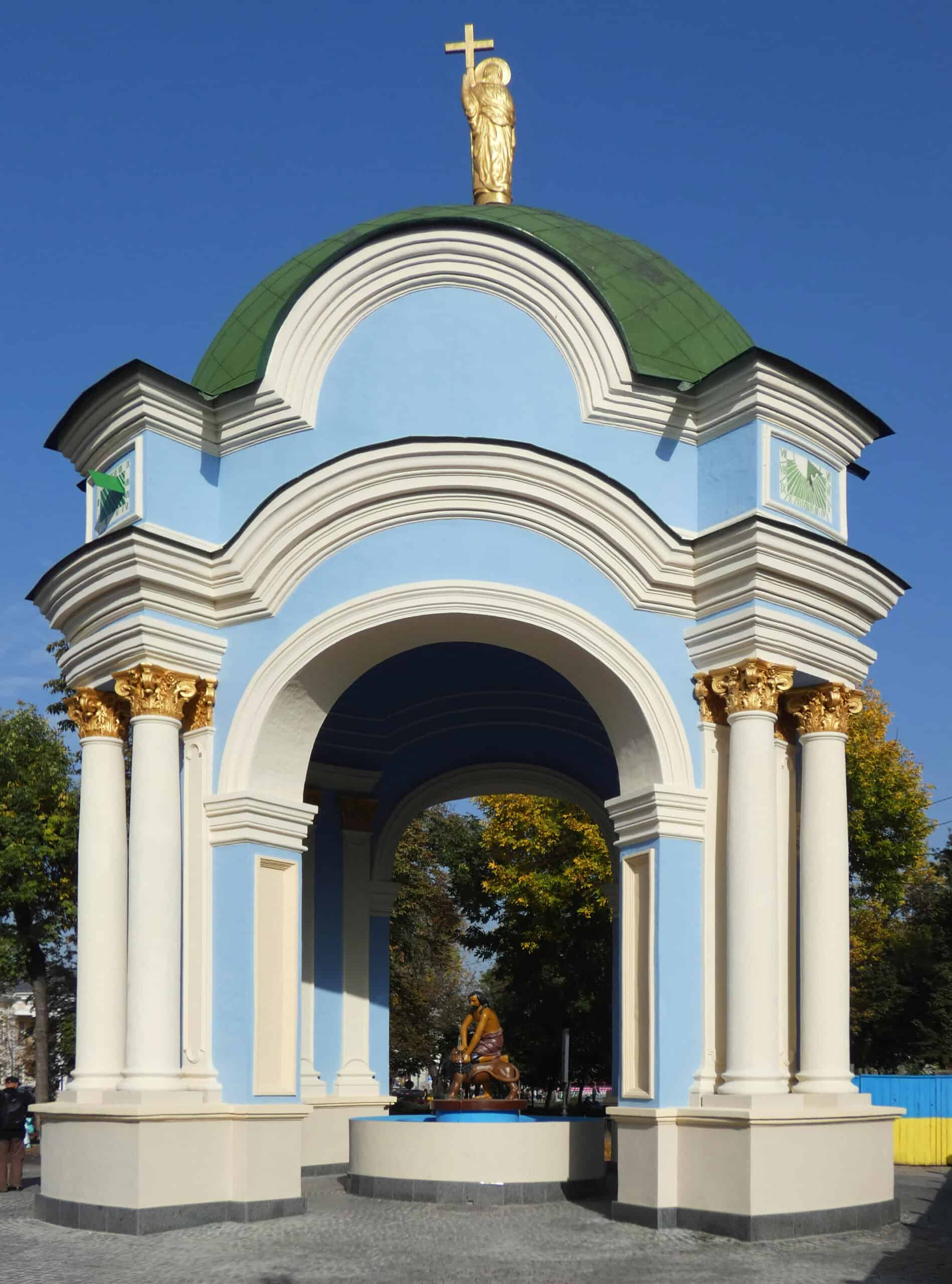 Бароккова каплиця з колонами та куполом на фоні ясного неба.