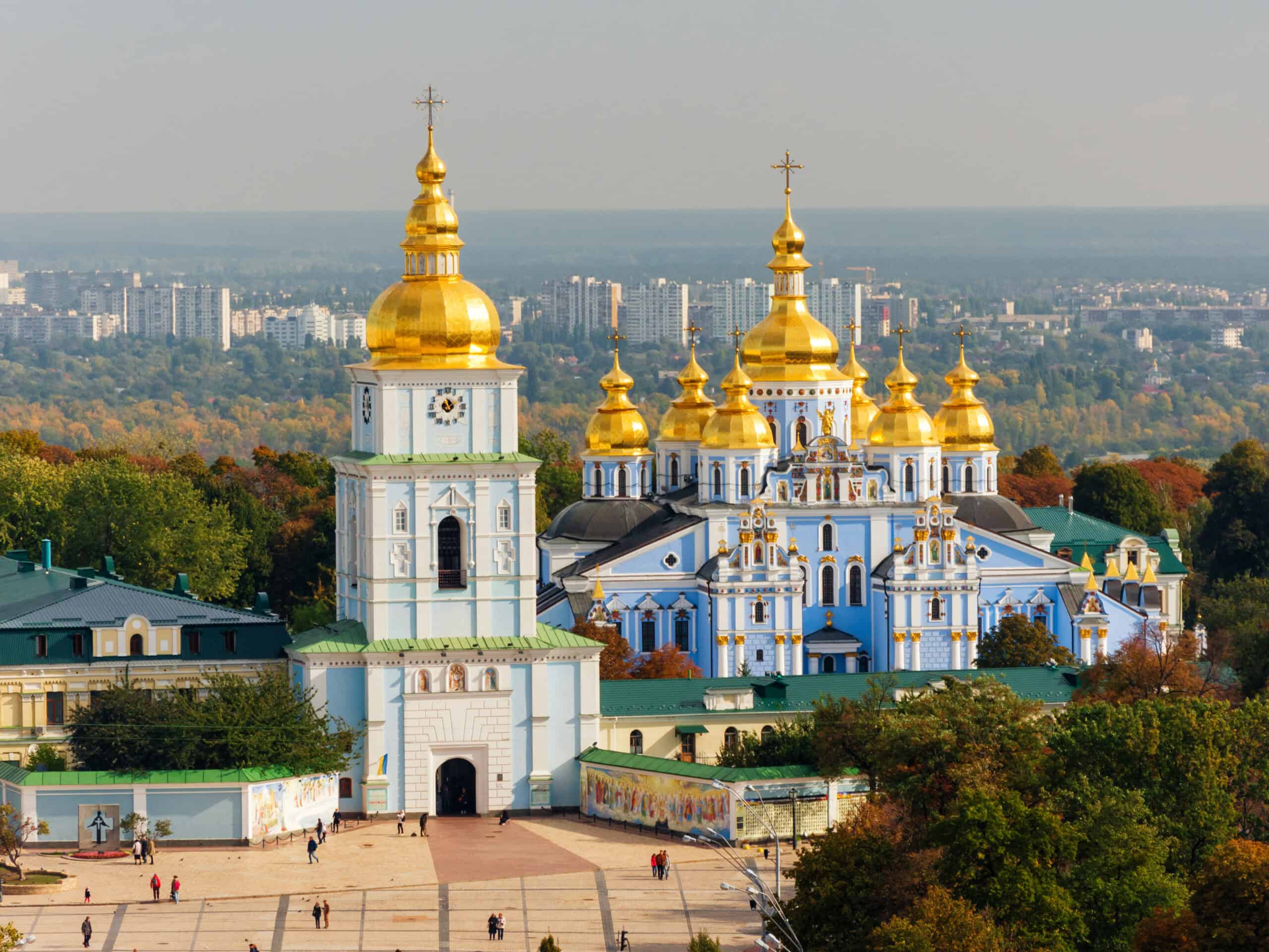 церква з золотими куполами та історичний пейзаж України.
