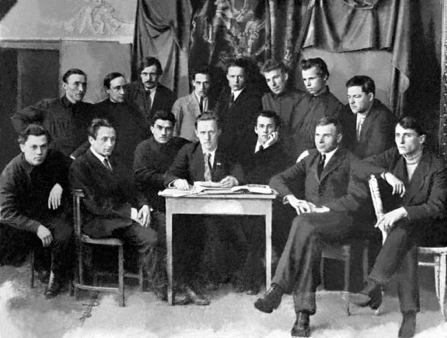 Групове фото студентів та викладачів у класі, 1930-ті роки.