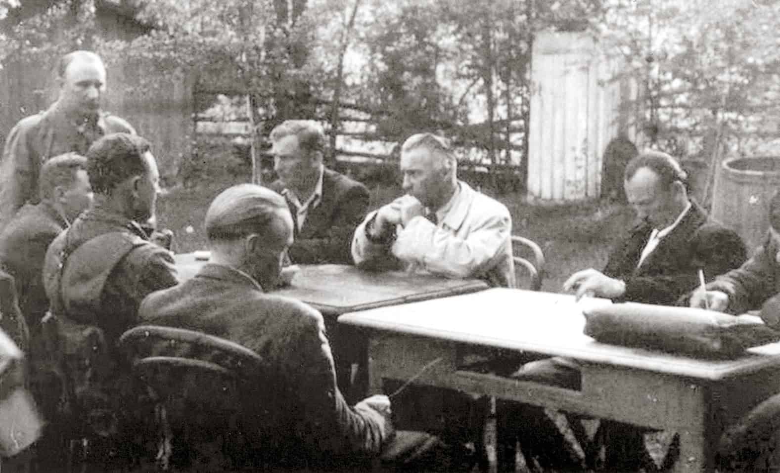 Група людей за обговоренням у історичному контексті УПА.