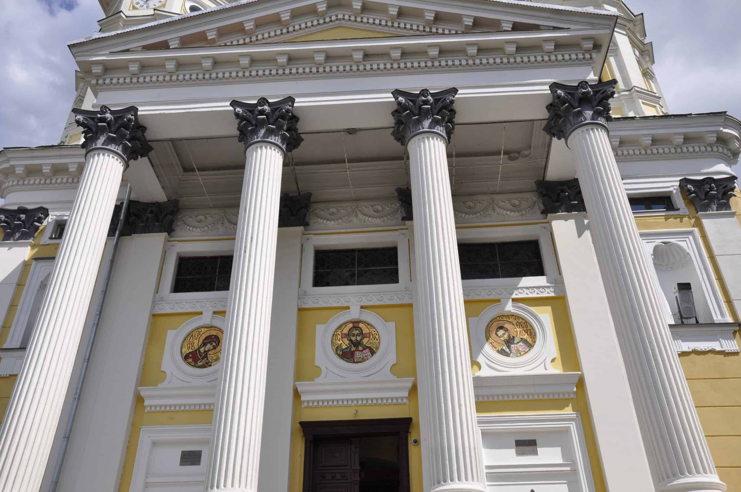 Ужгородський катедральний греко-католицький собор Воздвиження Хреста з колонадами та іконами.