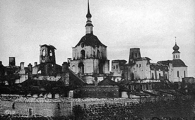 Історична фотографія українського міста з церквами та старовинною архітектурою.