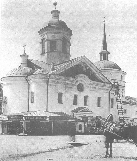 Історична церква козацького бароко з куполами та шпилями, архітектура XVII століття.