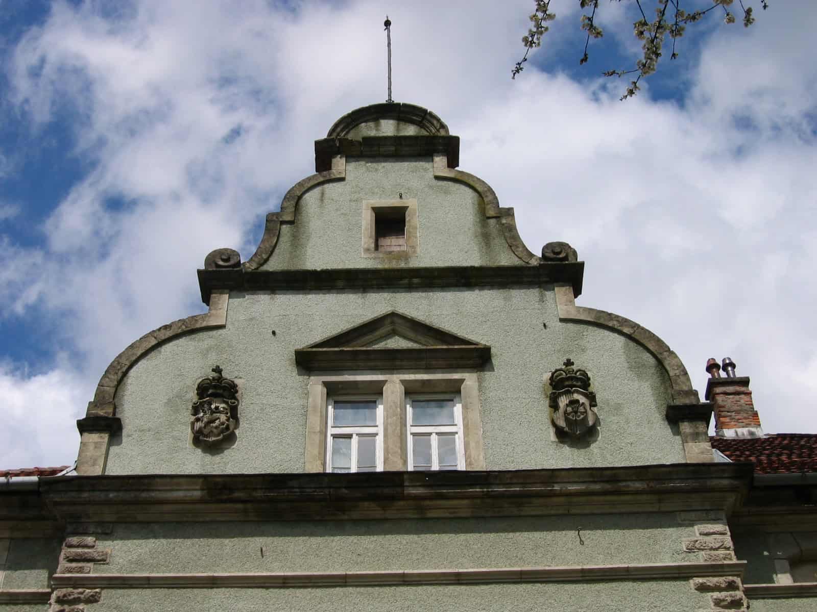 Фасад Палацу Шенборнів з декоративними елементами та хмарним небом.