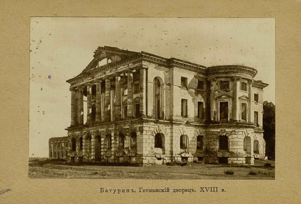 Багатий будинок у стилі класицизму, з колонами та балконами, XVIII століття.