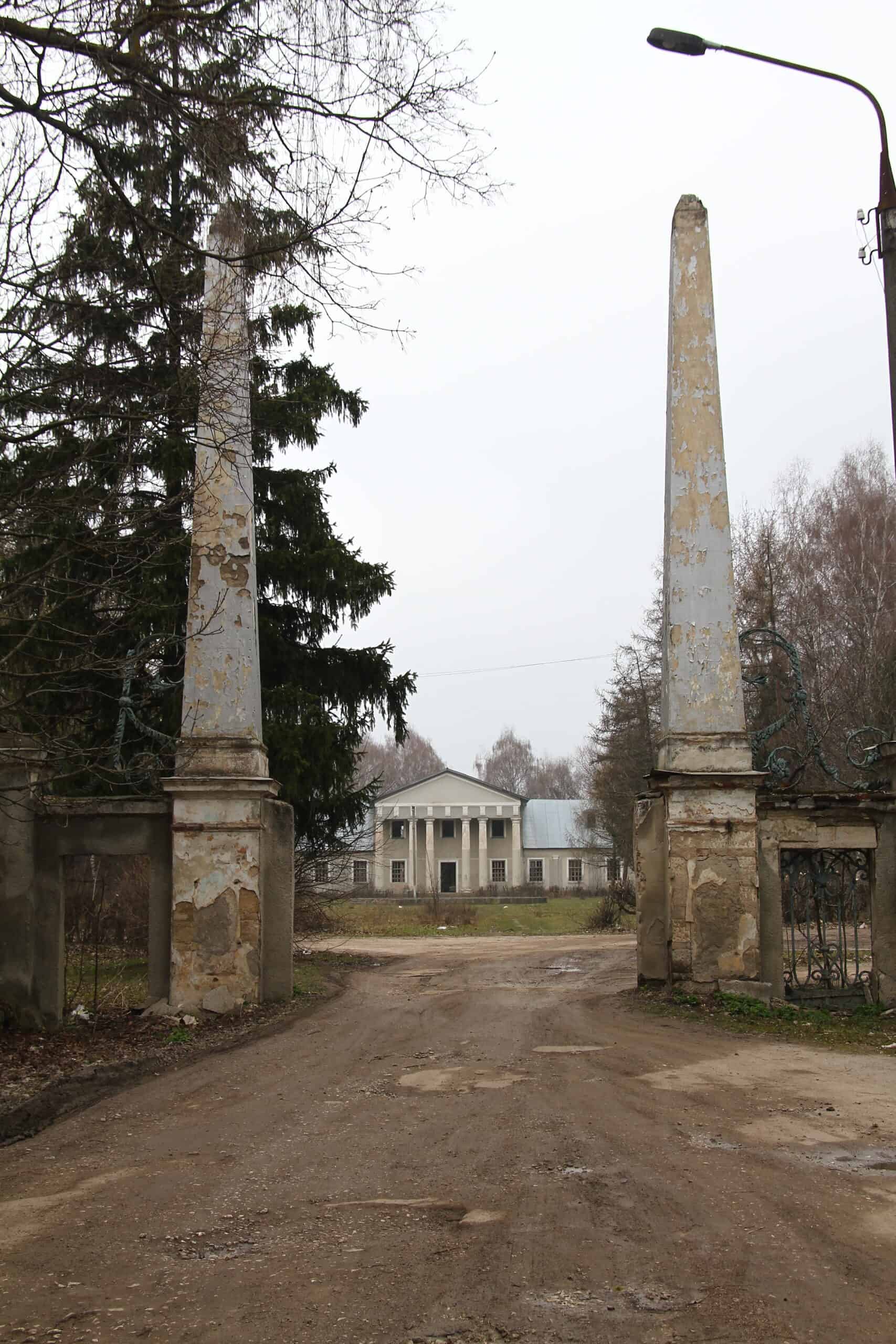 Зруйновані ворота з двома високими колонами біля Хоростківського палацу.