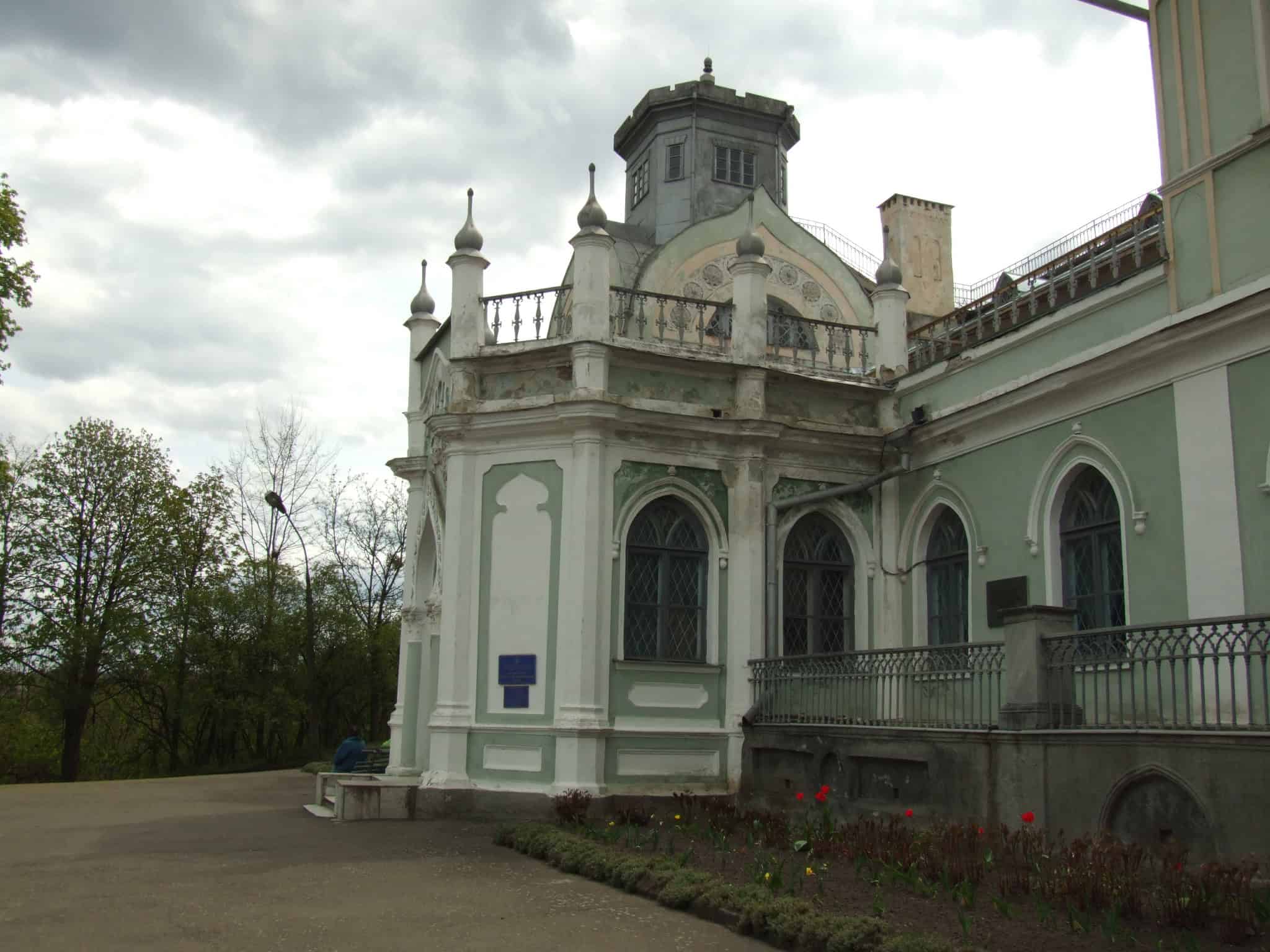 Палац у Корсуні-Шевченківському з історичним архітектурним стилем.