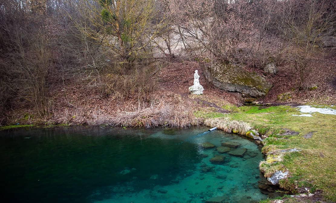 Природний пейзаж з чистою водою і скульптурою біля берегу в Маліївцях.