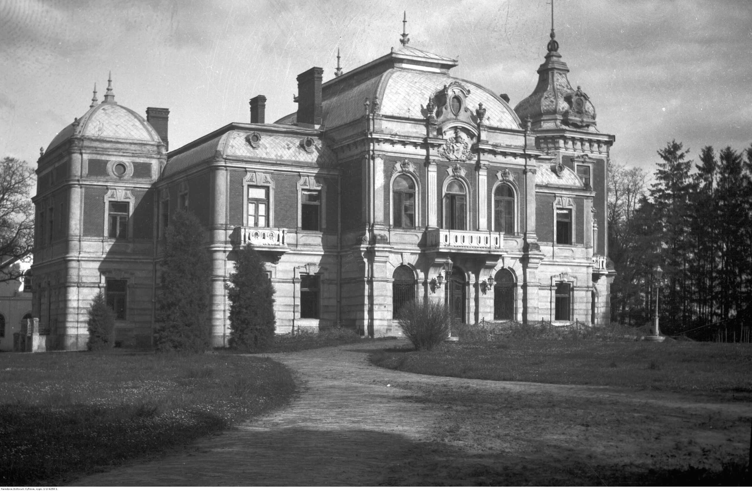 Історична будівля палацу у Тартакові, архітектура XIX століття.