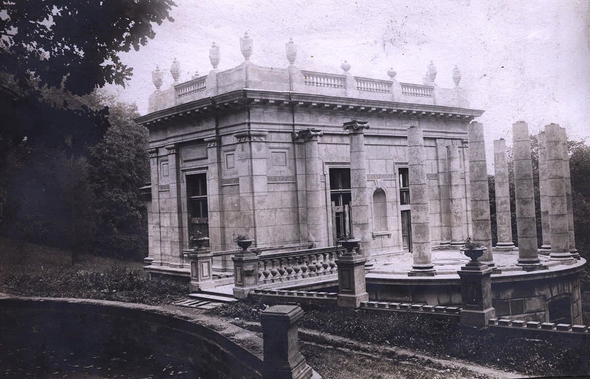 Історична фотографія палацу у Маліївцях з класичним архітектурним стилем.