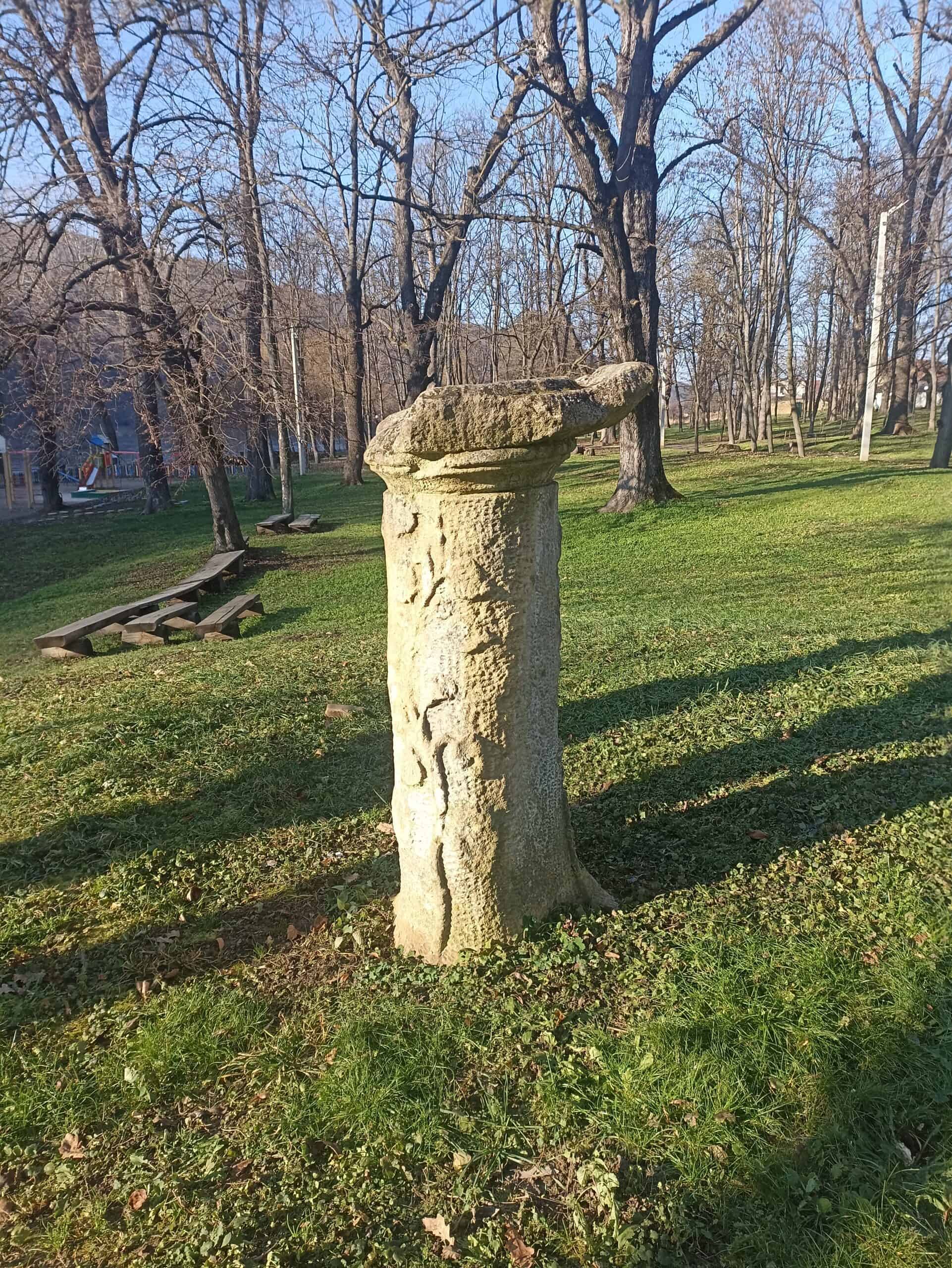 Дерев'яна скульптура у парку з деревами навколо, весна або осінь.