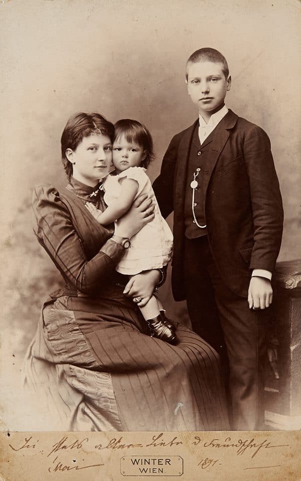 Старовинне фото сім'ї з двома дітьми, 1911 рік, Відень, зимовий період.