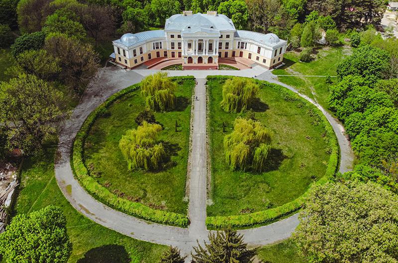 Панорамний вигляд Вороновицького палацу та парку з висоти.