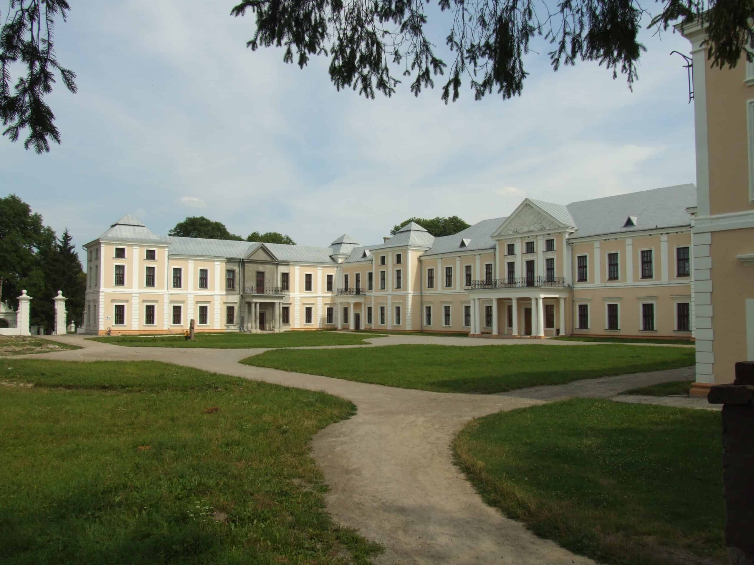 Історико-просвітній проект Портал: історична будівля з зеленими газонами та доріжками.