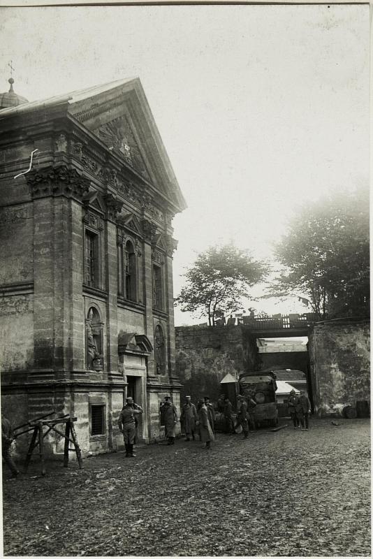 Історична фотографія Бережанського замку та навколишнього середовища.