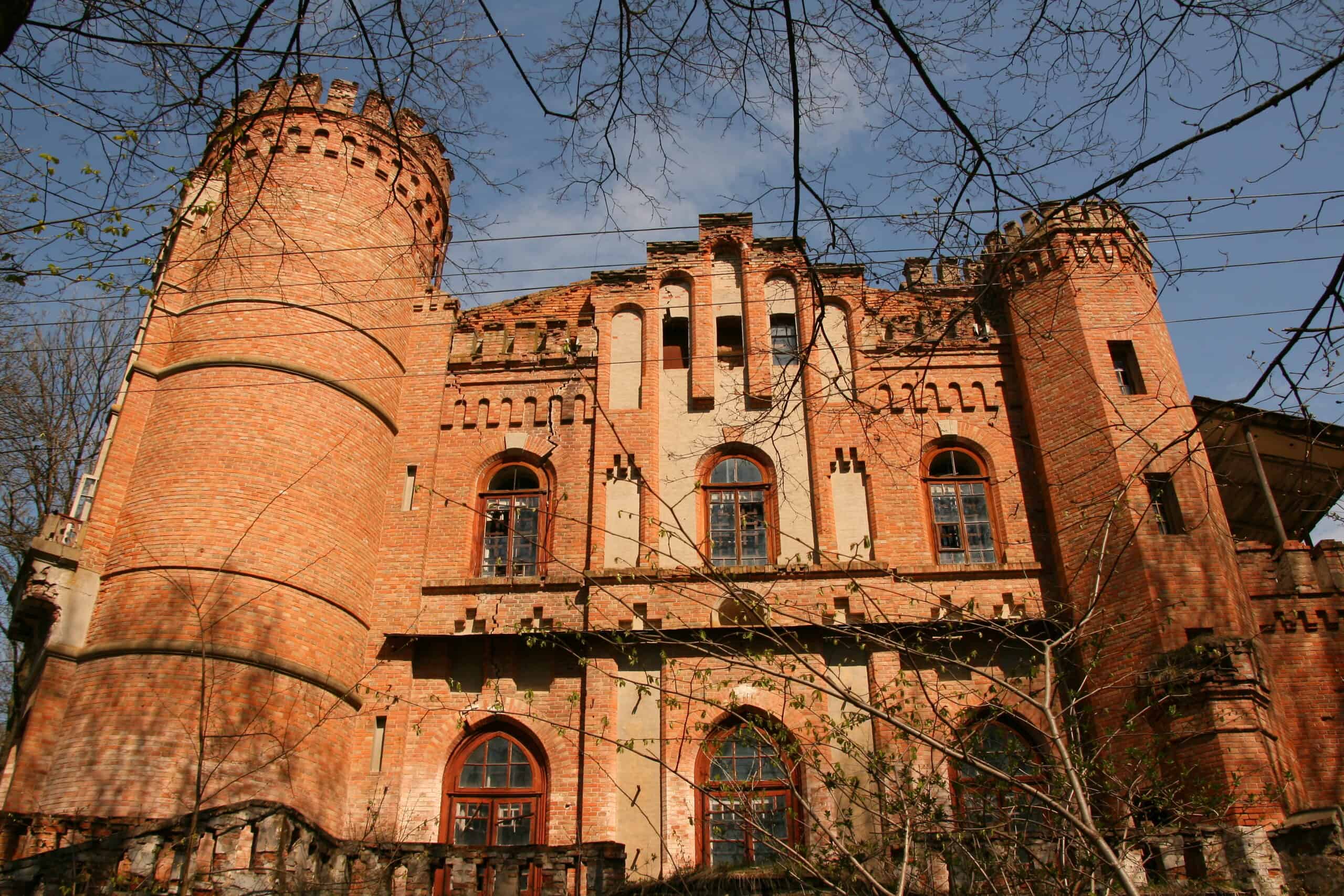 Історична будівля Леськівський палац з вежами та архітектурними деталями.