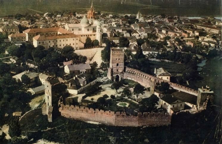 Історична панорама Луцького замку та міста з висоти.