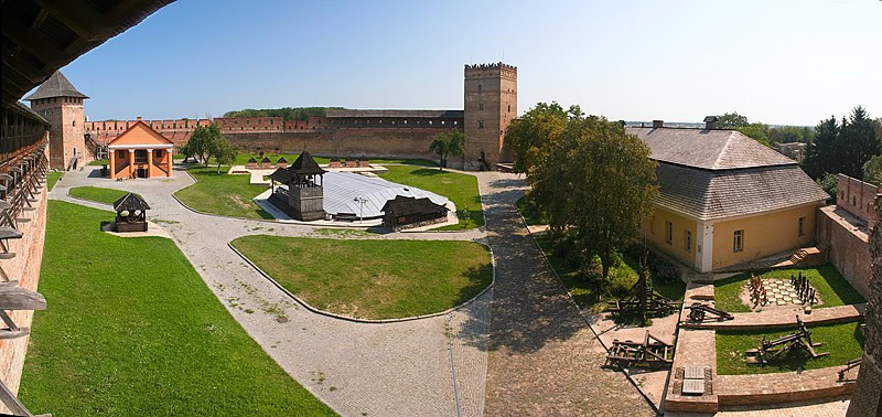 Луцький замок з історичними стінами та баштами, панорамний вигляд.