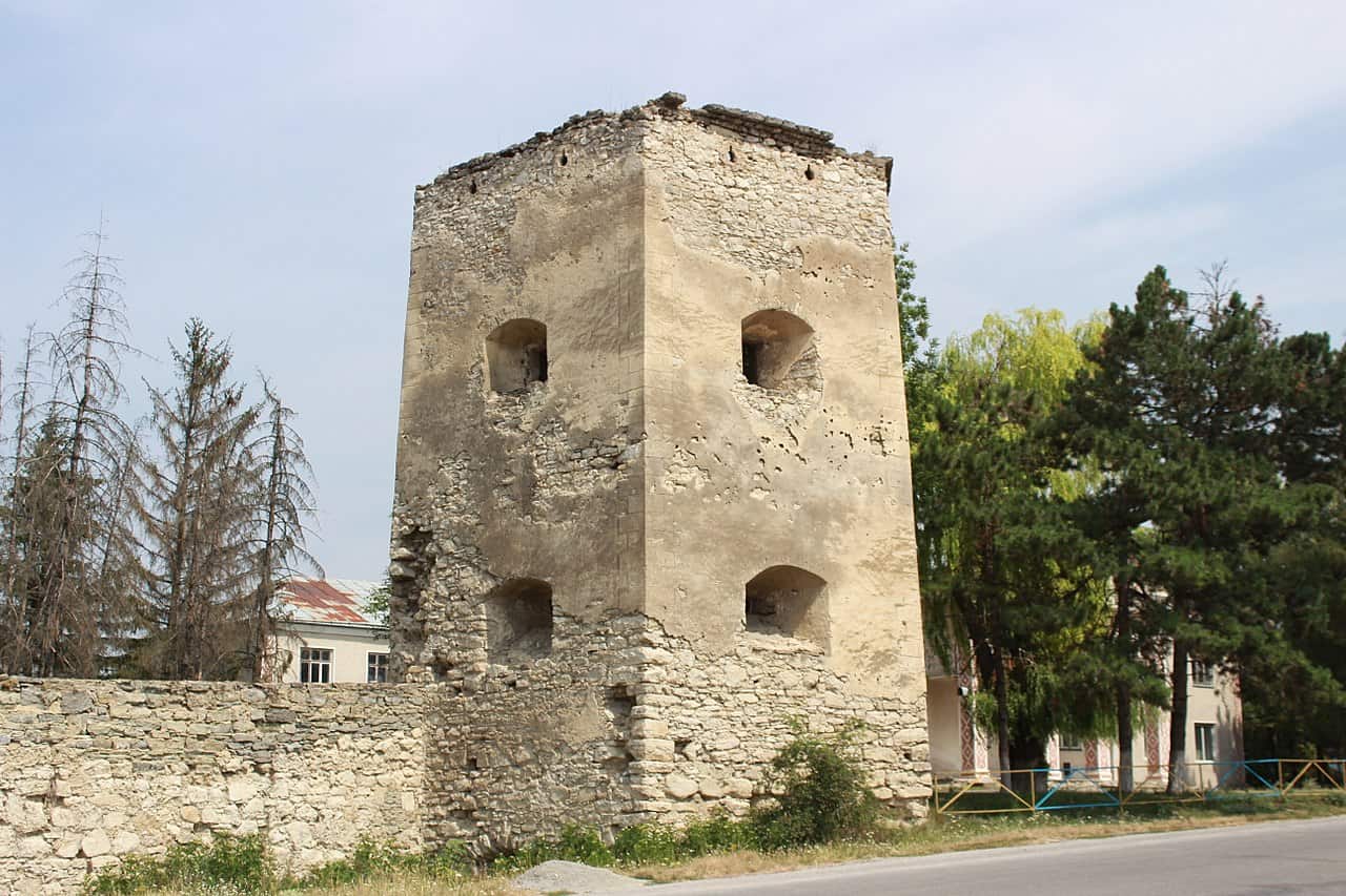 Старовинна оборонна вежа Кривченського замку в Україні.