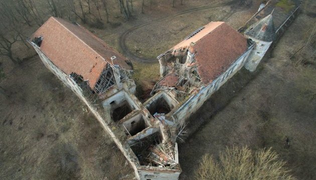 Зруйнований Поморянський замок з пошкодженими стінами та дахом.