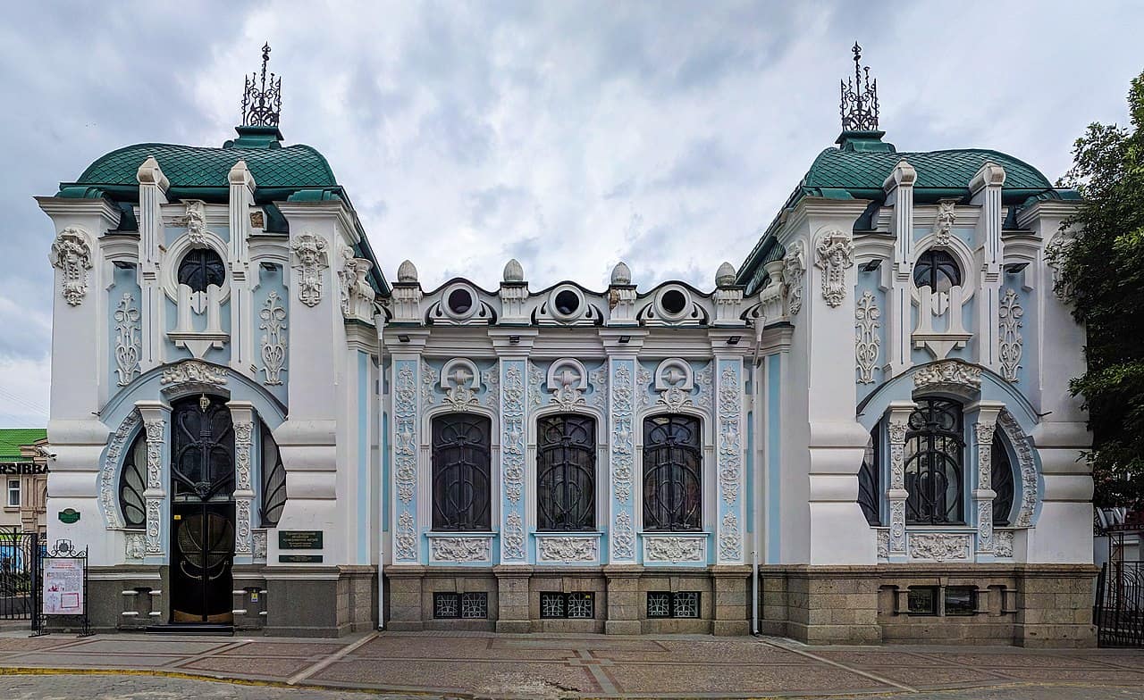 Історична будівля з архітектурними деталями у стилі неоренесанс.
