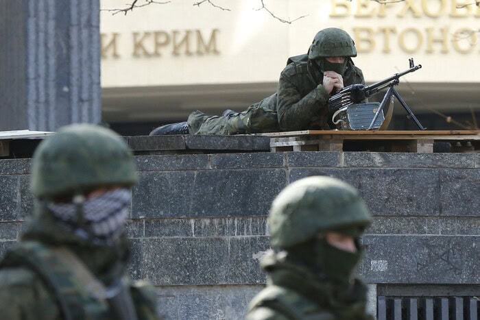 Військовий на блокпосту з автоматом у центрі міста Крим.