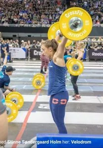 kvinde der løfter vægtstand over hovedet til crossfit