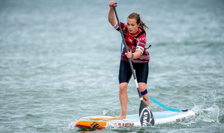 Caroline Küntzel padler på SUP til DM
