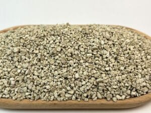 Natural eco-friendly cat litter made from sustainable materials for odor control and easy cleaning.