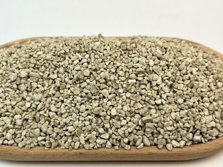 Natural eco-friendly cat litter made from sustainable materials for odor control and easy cleaning.