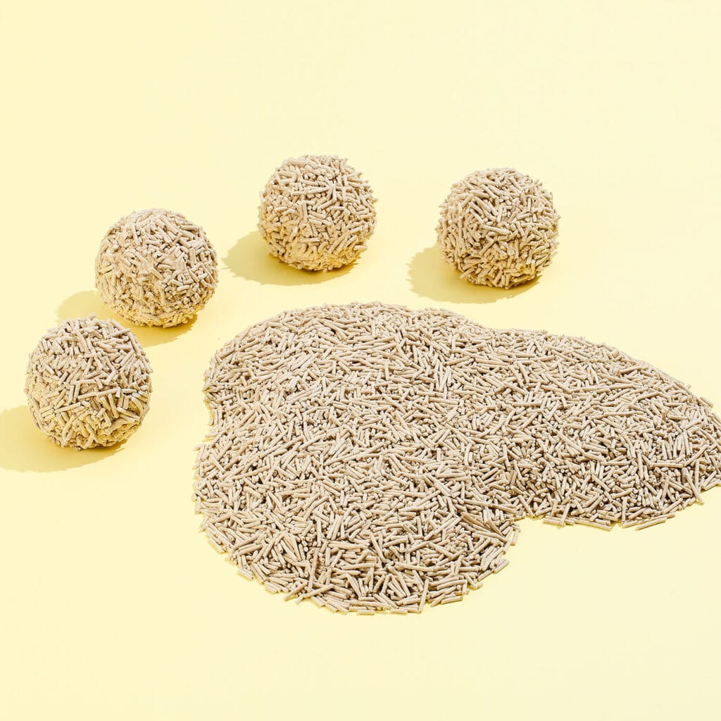 Natural beige eco cat litter with plant-based ingredients, environmentally friendly and highly absorbent.